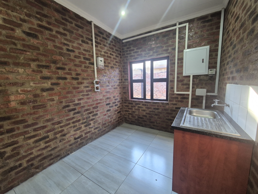 To Let Commercial Property for Rent in Baillie Park North West